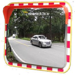 Circular convex mirror